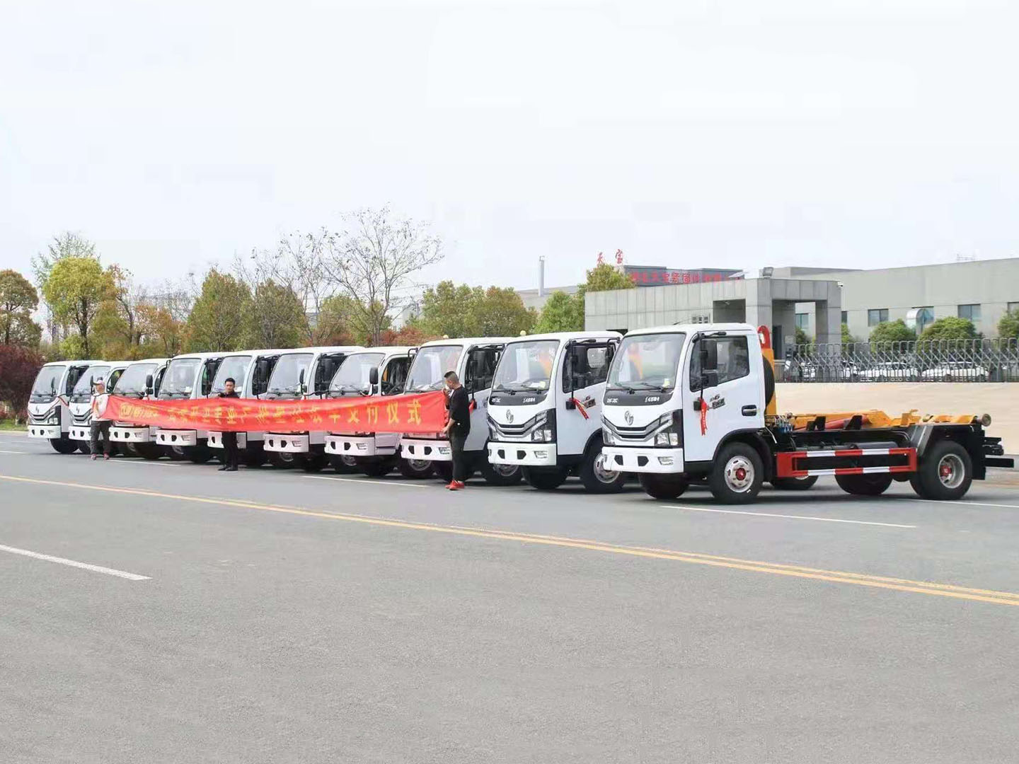 易倍·(中国)体育EMC集团东风多利卡拉臂垃圾车批量发车 