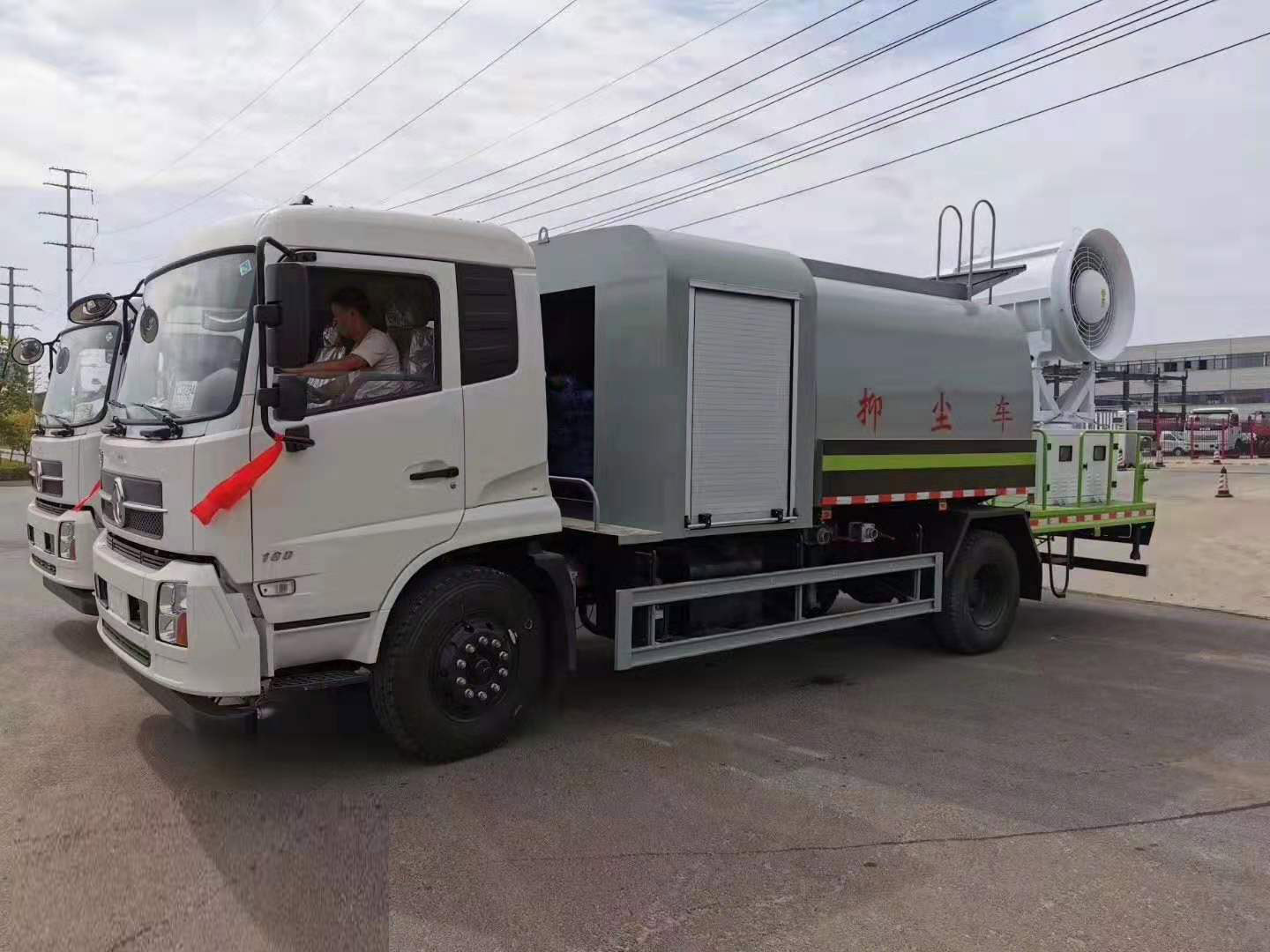 易倍·(中国)体育EMC威牌东风天锦多功能抑尘车