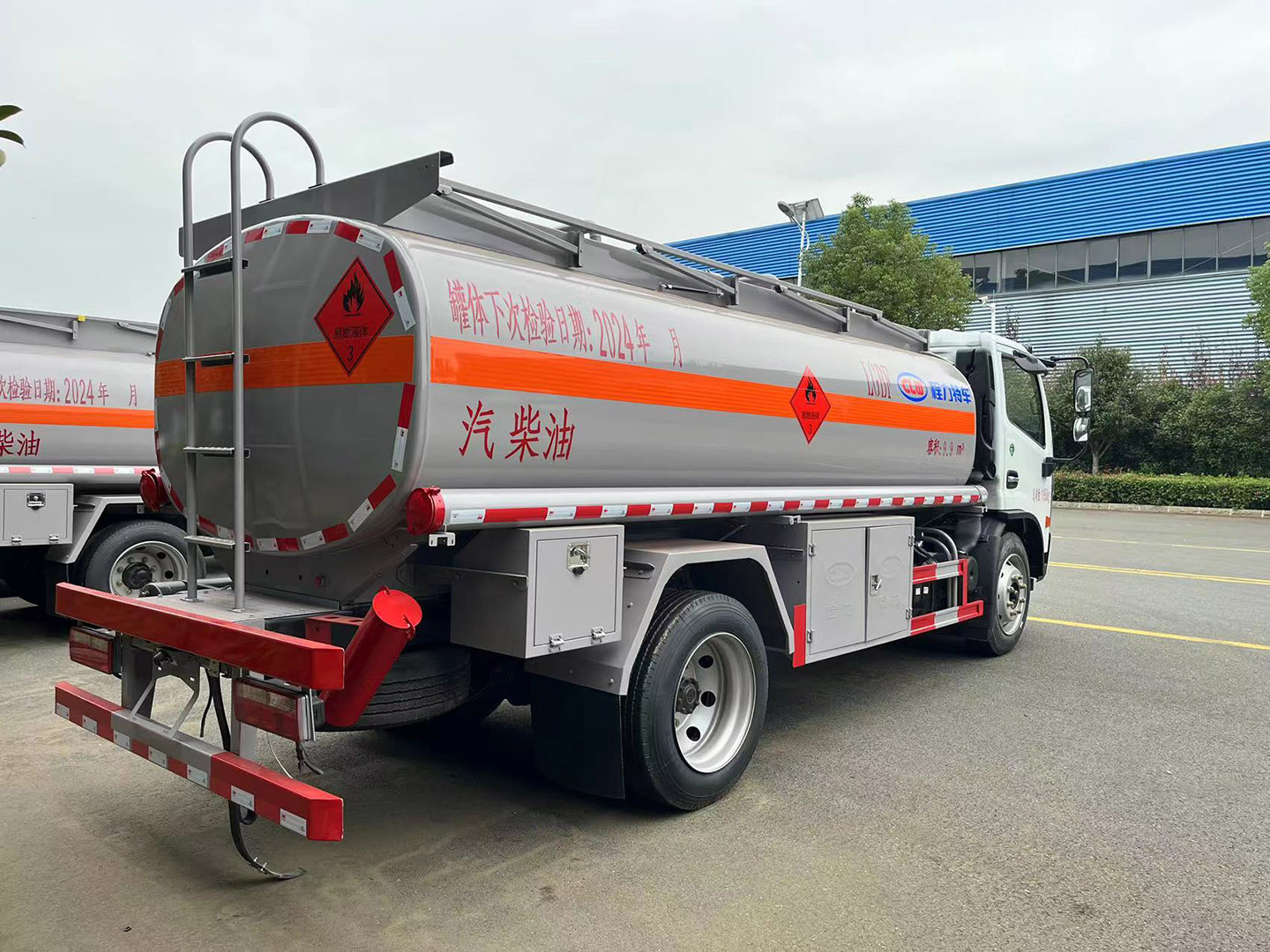 国六易倍·(中国)体育EMC东风10立方油罐车/加油车